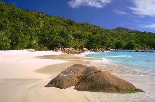 Seychellen Charter: Anse Lazio - Die geschützte Bucht auf Praslin ist wie ein Swimming-Pool