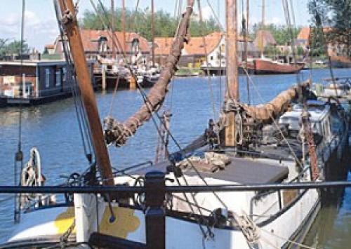 IJsselmeer Charter: Enkhuizen - Der kleine Hafen ist typisch für viele Häfen im IJsselmeer