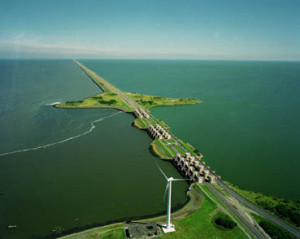 IJsselmeer Charter: Gewaltig - Der 30 km lange Abschlussdeich trennt das IJsselmeer von der Nordsee
