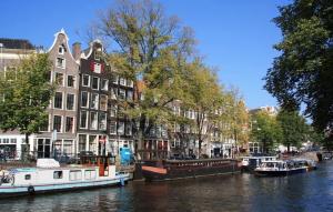 IJsselmeer Yachtcharter: Eine architektonische Besonderheit in Amsterdam sind die schmalen, hohen Häuser am Kanal