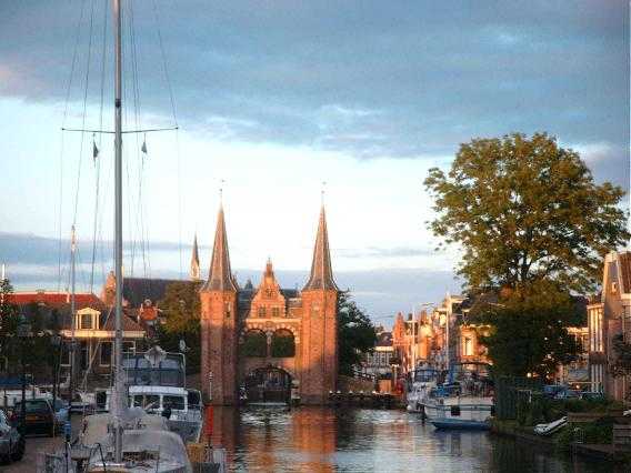 IJsselmeer Yachtcharter: Das berühmte Wassertor in Sneek
