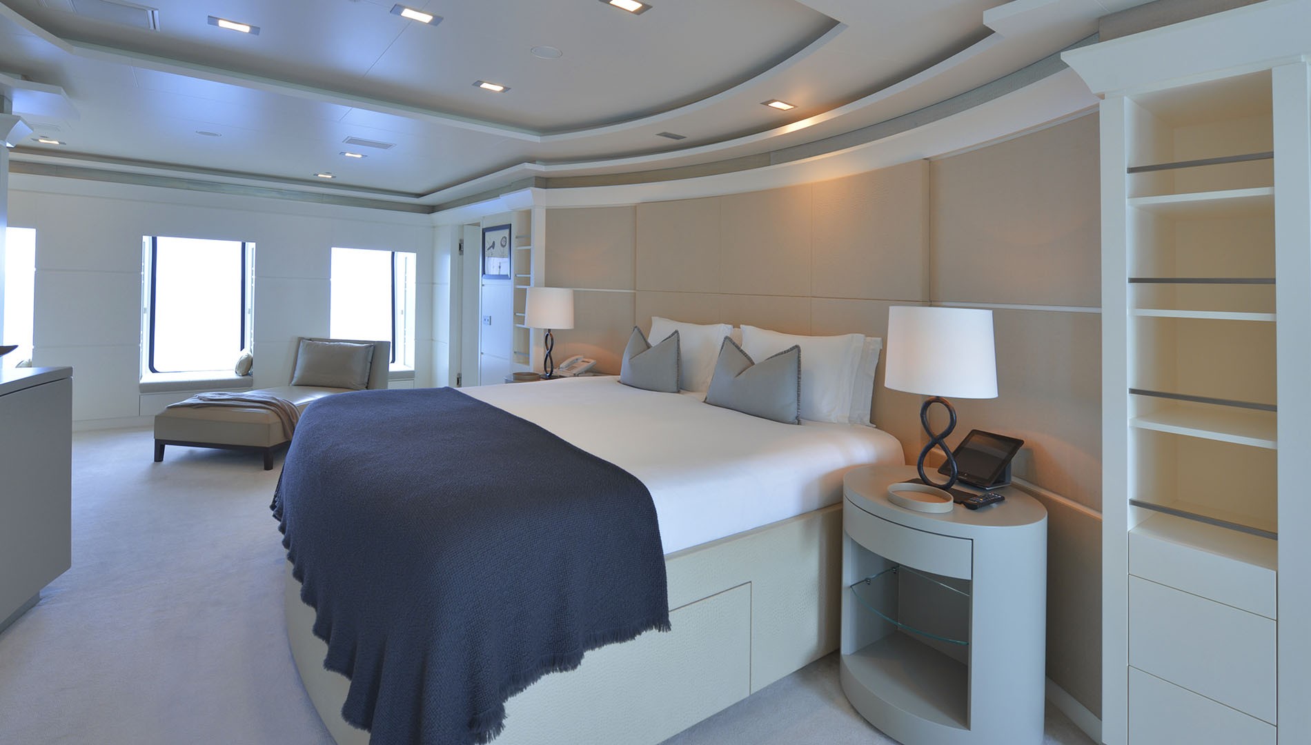 TRIPLE SEVEN – Interieur