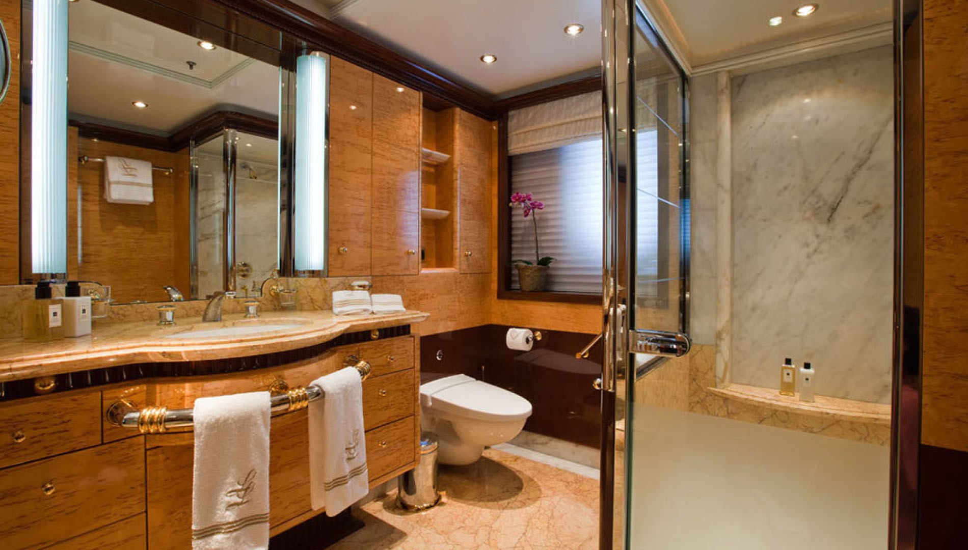LUCKY LADY – Interieur